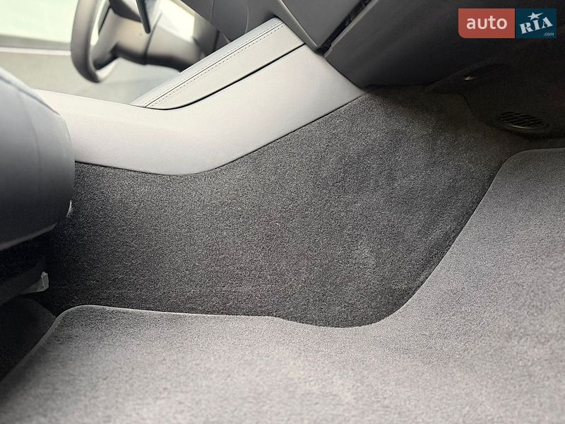 Седан Tesla Model 3 2024 в Коломиї