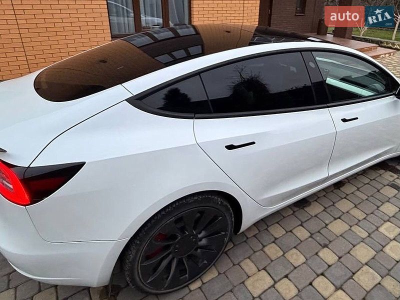 Седан Tesla Model 3 2022 в Львове