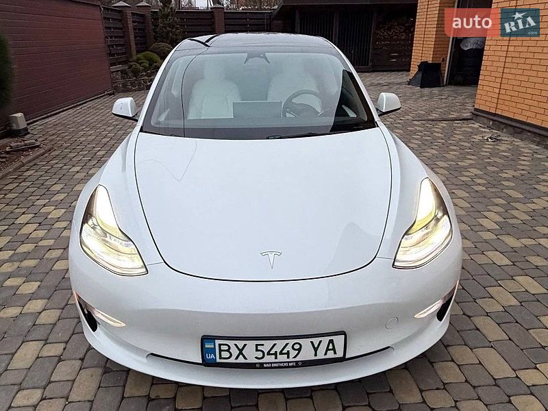 Седан Tesla Model 3 2022 в Львове