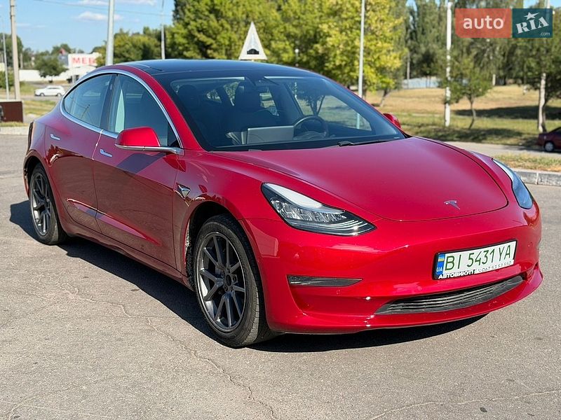 Седан Tesla Model 3 2020 в Кременчуці