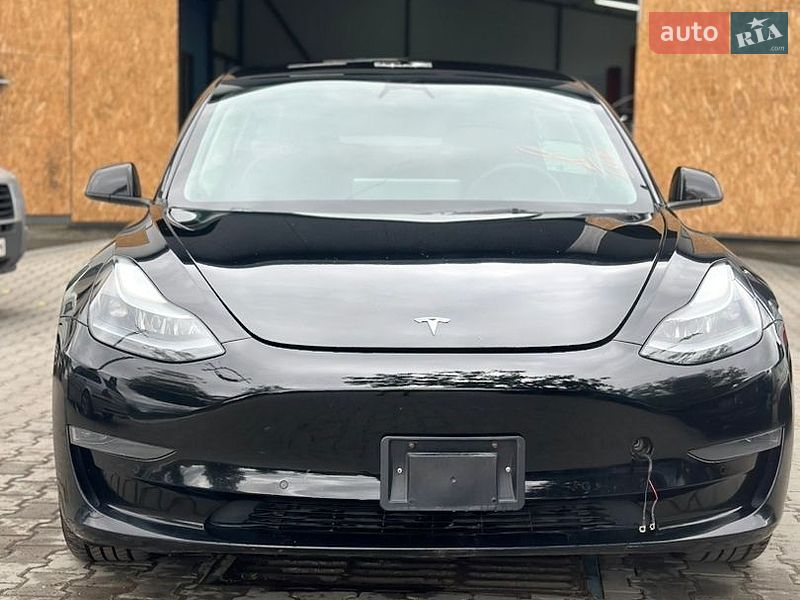 Седан Tesla Model 3 2022 в Самборі