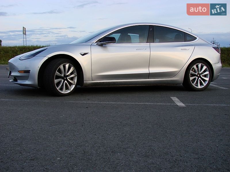 Седан Tesla Model 3 2018 в Львове