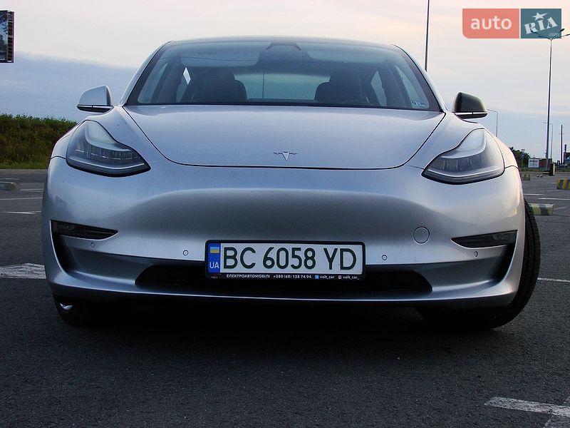 Седан Tesla Model 3 2018 в Львове