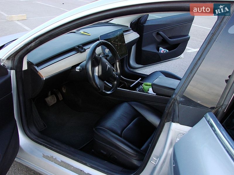 Седан Tesla Model 3 2018 в Львове
