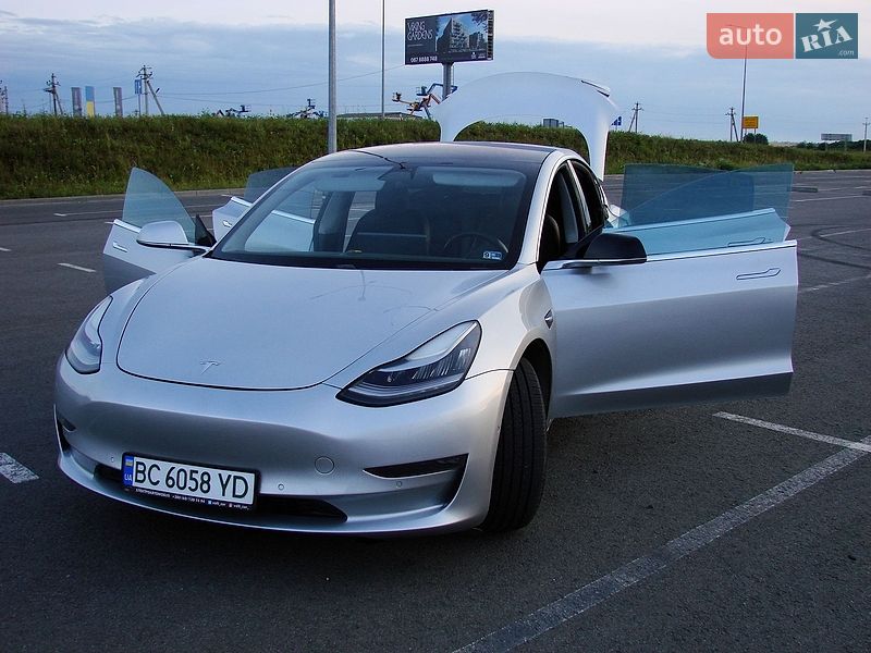 Седан Tesla Model 3 2018 в Львове