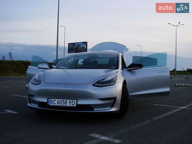 Седан Tesla Model 3 2018 в Львове