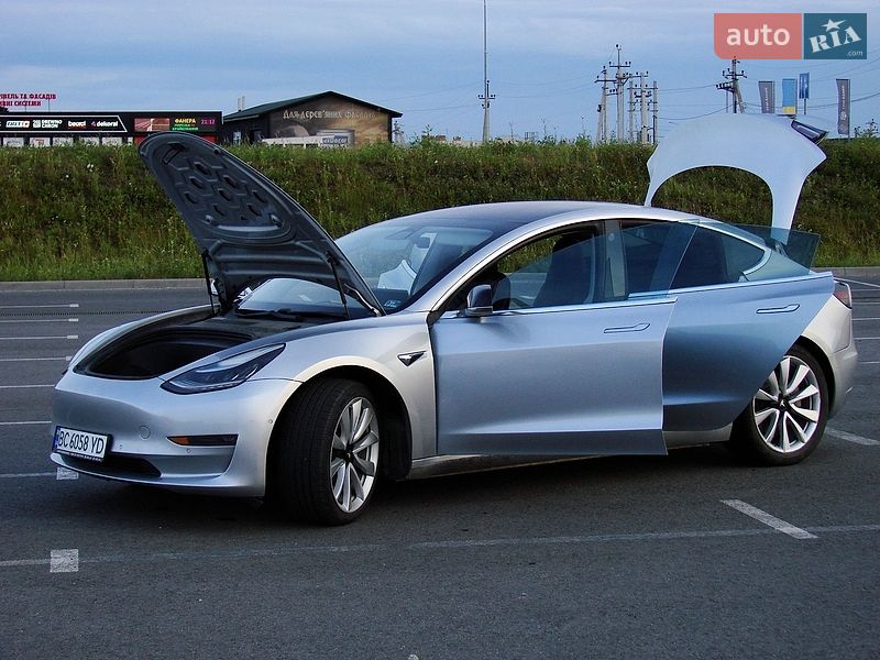 Седан Tesla Model 3 2018 в Львове