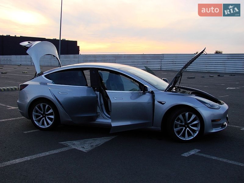 Седан Tesla Model 3 2018 в Львове