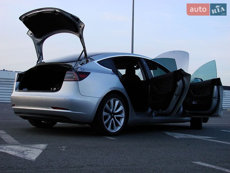Седан Tesla Model 3 2018 в Львове