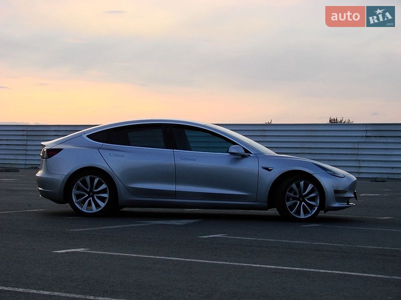Седан Tesla Model 3 2018 в Львове