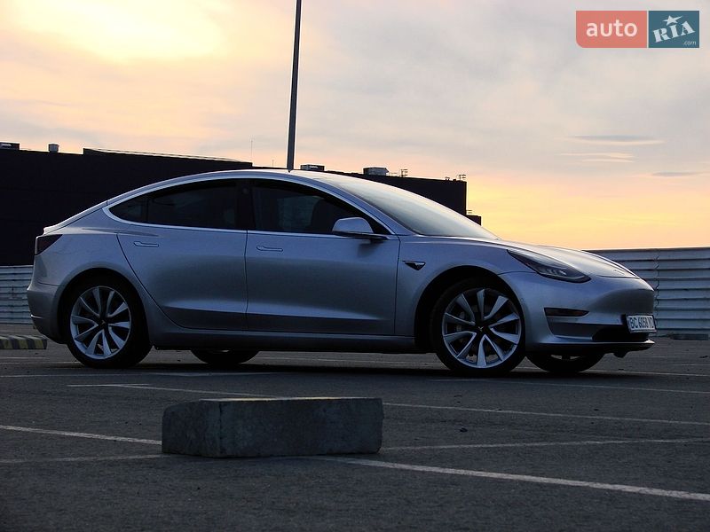 Седан Tesla Model 3 2018 в Львове
