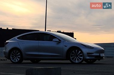 Седан Tesla Model 3 2018 в Львове