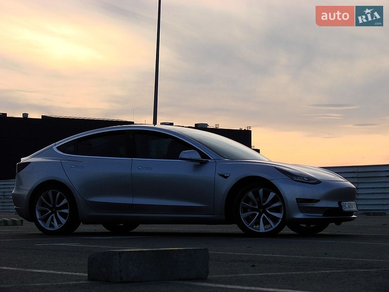 Седан Tesla Model 3 2018 в Львове
