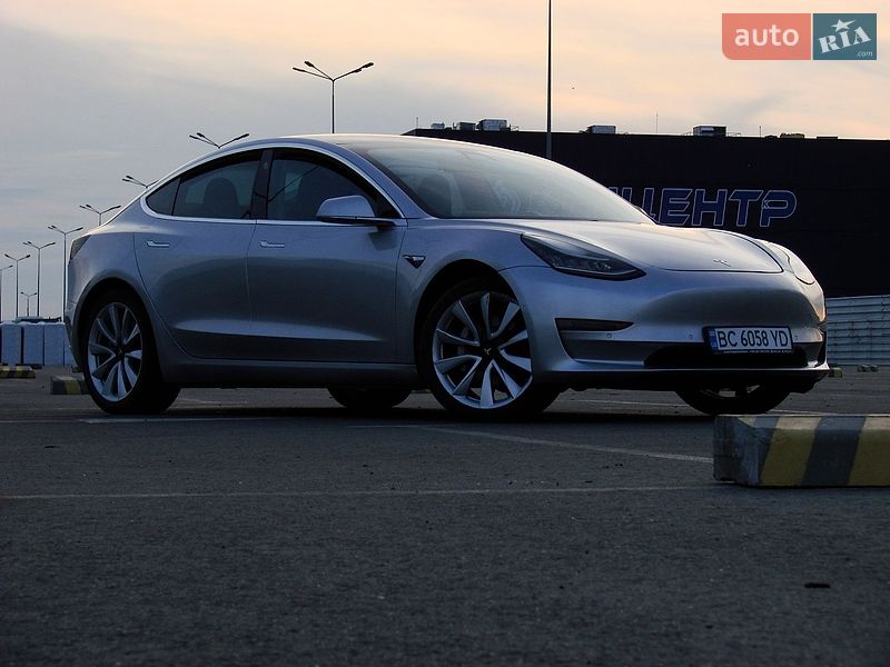 Седан Tesla Model 3 2018 в Львове