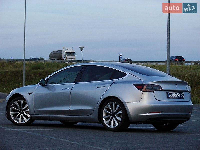 Седан Tesla Model 3 2018 в Львове