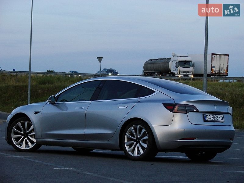 Седан Tesla Model 3 2018 в Львове