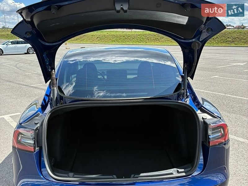 Седан Tesla Model 3 2023 в Львові