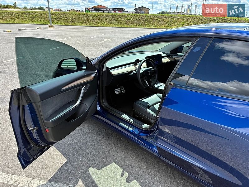 Седан Tesla Model 3 2023 в Львові