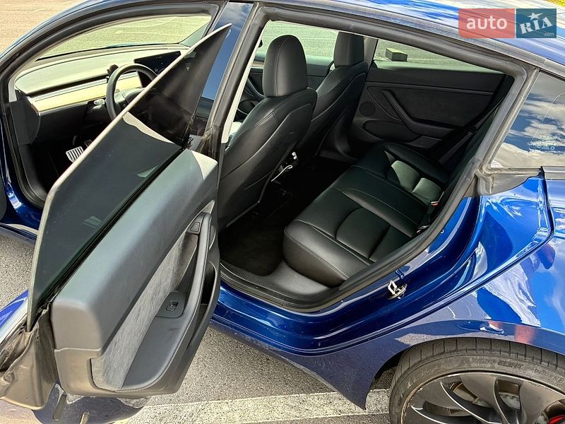 Седан Tesla Model 3 2023 в Львові