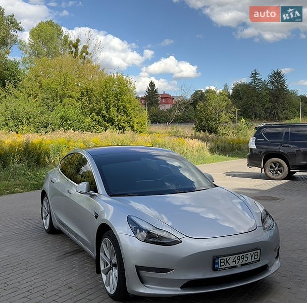 Седан Tesla Model 3 2018 в Рівному