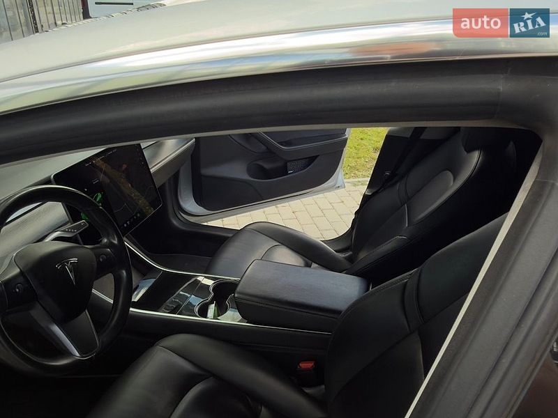 Седан Tesla Model 3 2018 в Рівному
