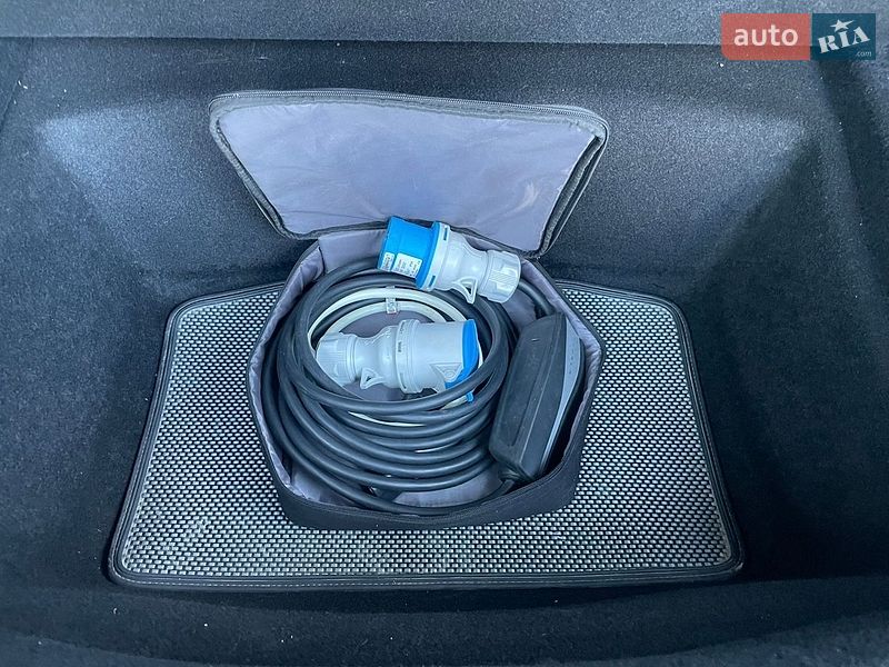 Седан Tesla Model 3 2024 в Умані
