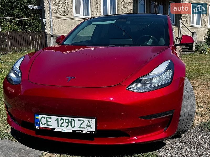 Седан Tesla Model 3 2019 в Чернівцях