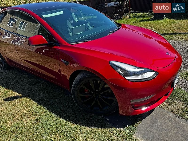 Седан Tesla Model 3 2019 в Чернівцях