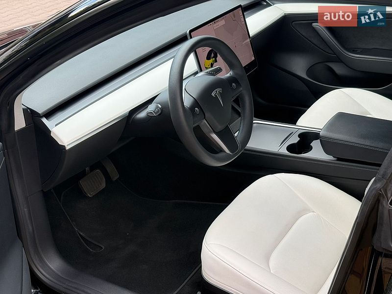 Седан Tesla Model 3 2021 в Киеве