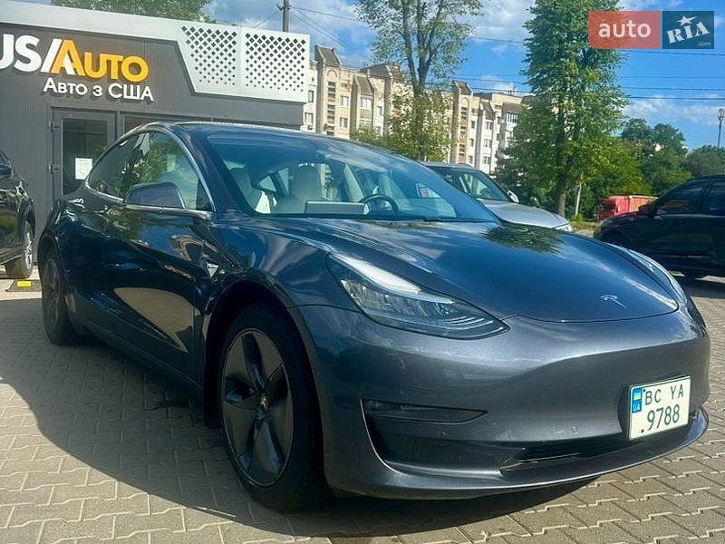 Седан Tesla Model 3 2020 в Шептицькому