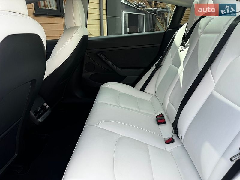 Седан Tesla Model 3 2022 в Киеве