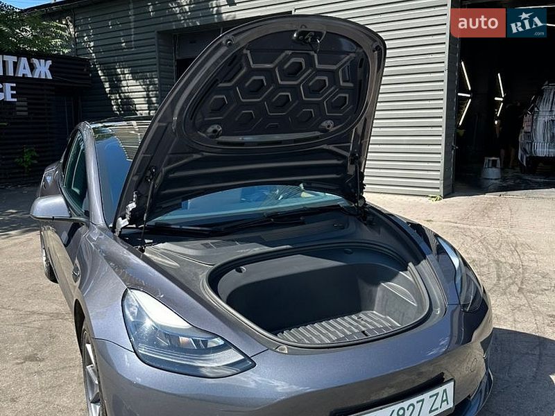 Седан Tesla Model 3 2021 в Києві