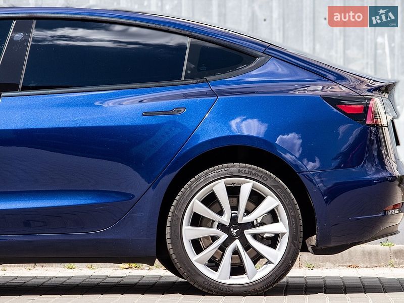 Седан Tesla Model 3 2020 в Львове