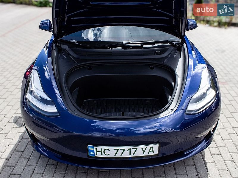 Седан Tesla Model 3 2020 в Львове