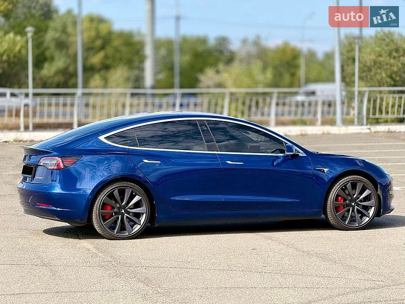 Седан Tesla Model 3 2019 в Киеве