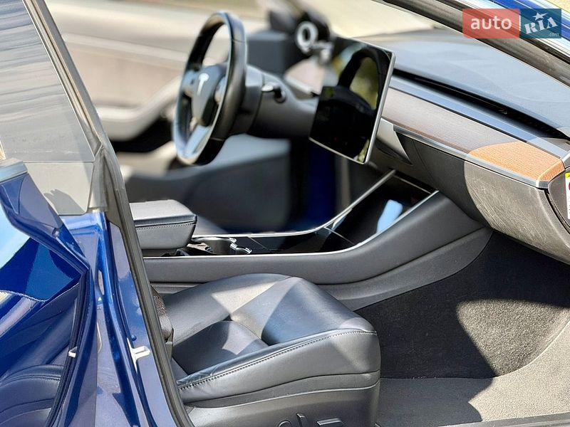 Седан Tesla Model 3 2019 в Киеве