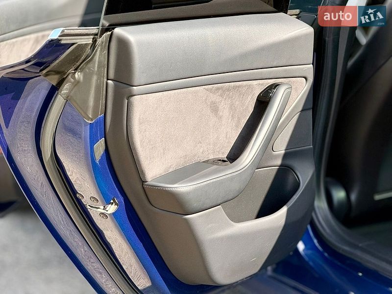 Седан Tesla Model 3 2019 в Киеве