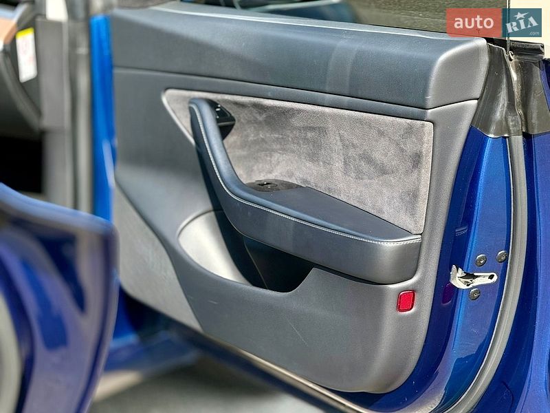 Седан Tesla Model 3 2019 в Киеве