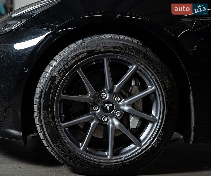 Седан Tesla Model 3 2022 в Чернівцях