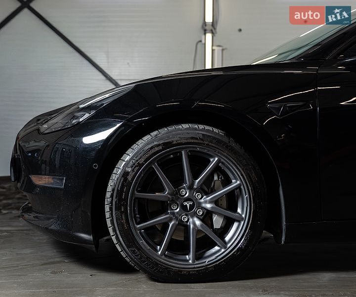 Седан Tesla Model 3 2022 в Чернівцях
