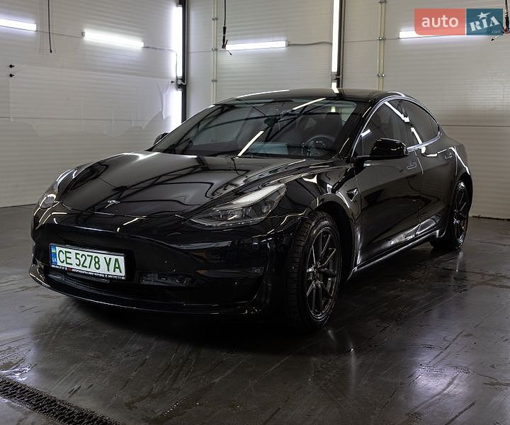 Седан Tesla Model 3 2022 в Чернівцях