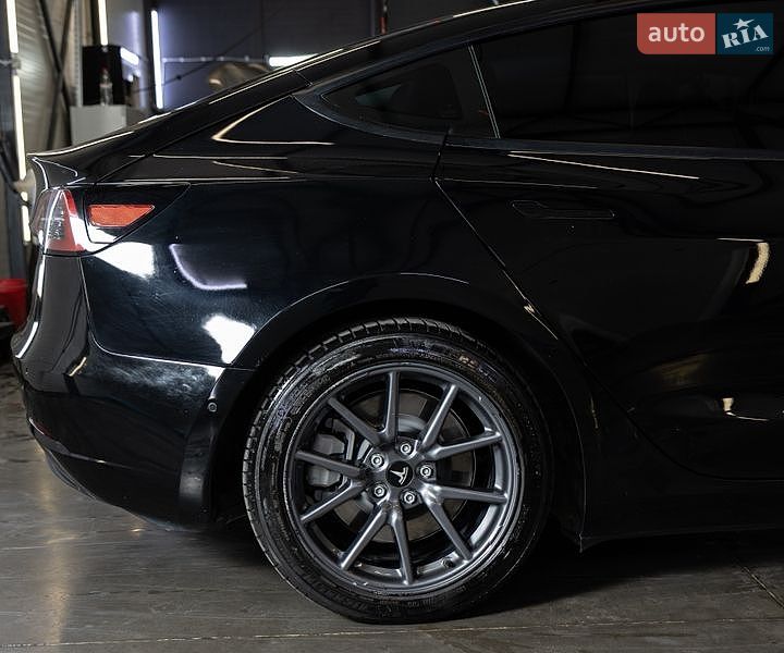 Седан Tesla Model 3 2022 в Чернівцях