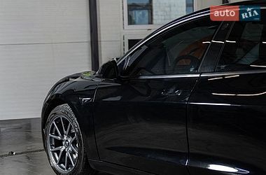 Седан Tesla Model 3 2022 в Чернівцях