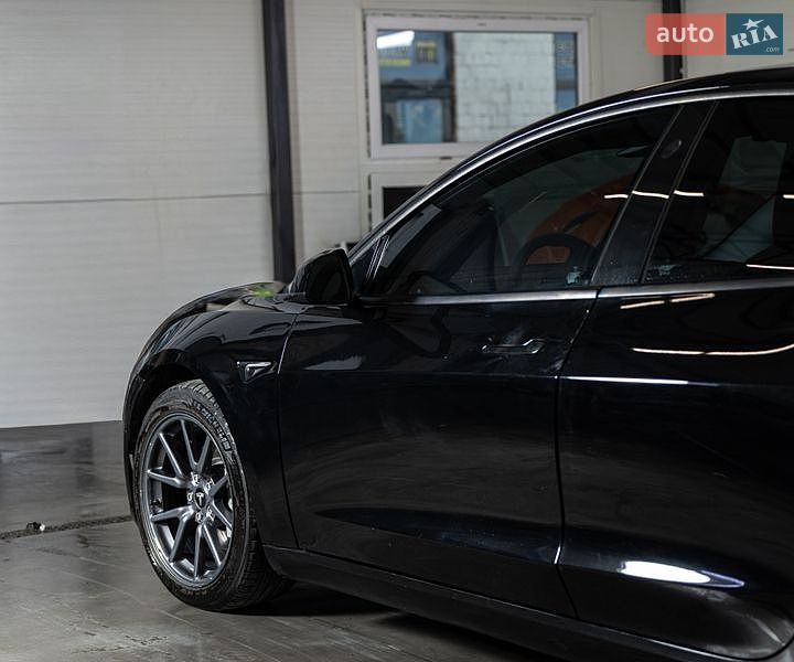 Седан Tesla Model 3 2022 в Чернівцях