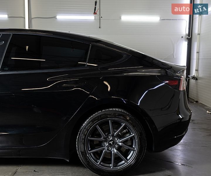 Седан Tesla Model 3 2022 в Чернівцях