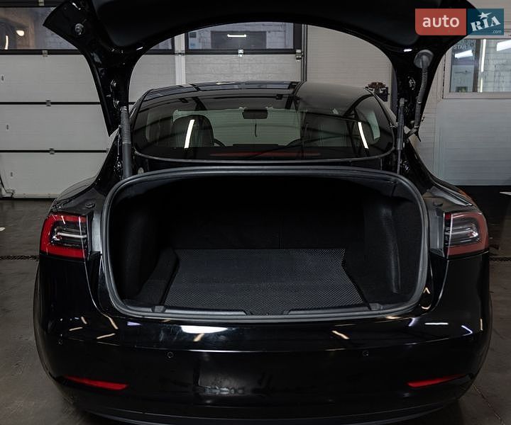 Седан Tesla Model 3 2022 в Чернівцях