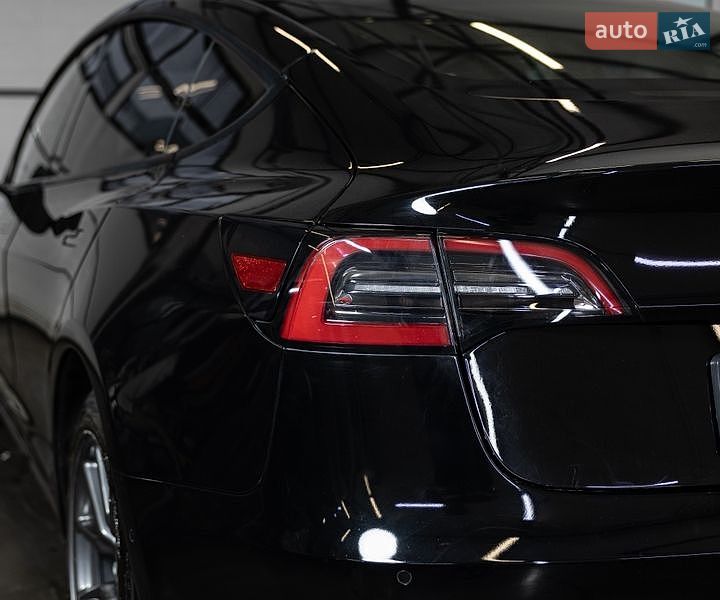 Седан Tesla Model 3 2022 в Чернівцях