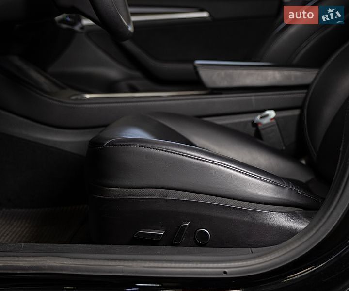 Седан Tesla Model 3 2022 в Чернівцях