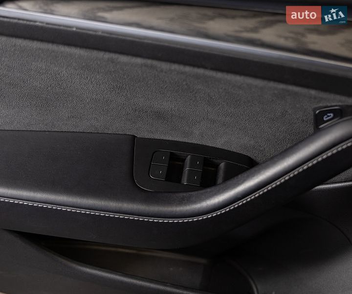 Седан Tesla Model 3 2022 в Чернівцях