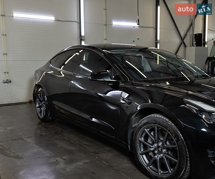 Седан Tesla Model 3 2022 в Чернівцях